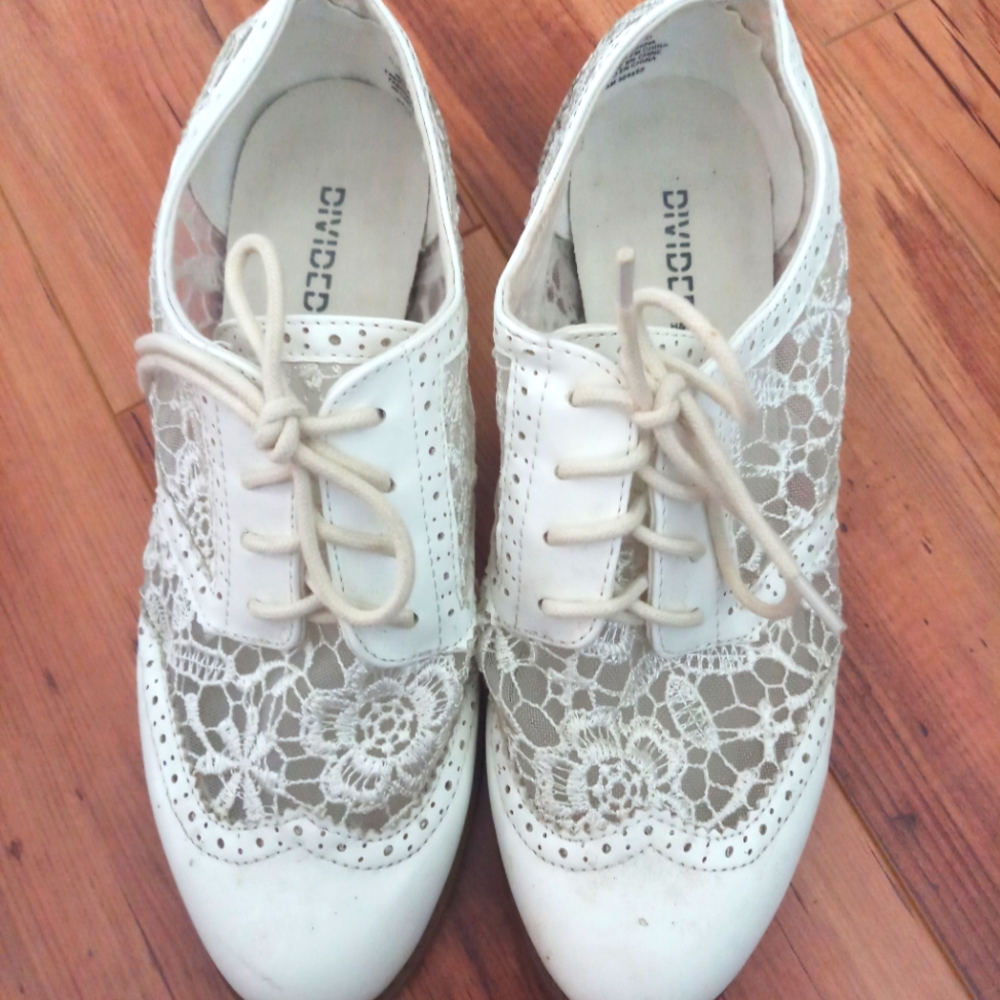 Divided H&M white lace brogues